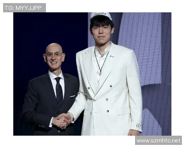 专机接送惊喜报到：杨瀚森空姐送蛋糕冰淇淋感动瞬间